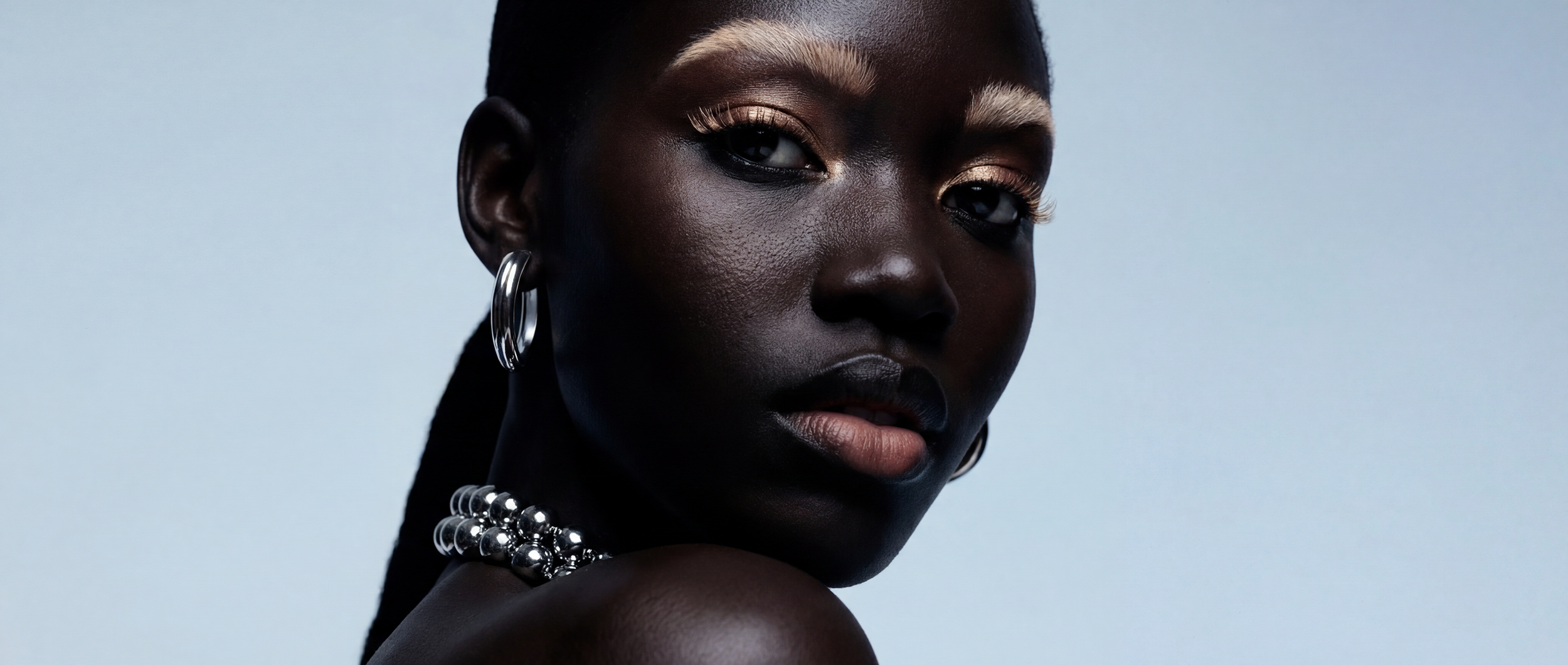 Portrait femme beauté – Accessoires argent et maquillage doré, image IA et direction artistique par Ramisphere