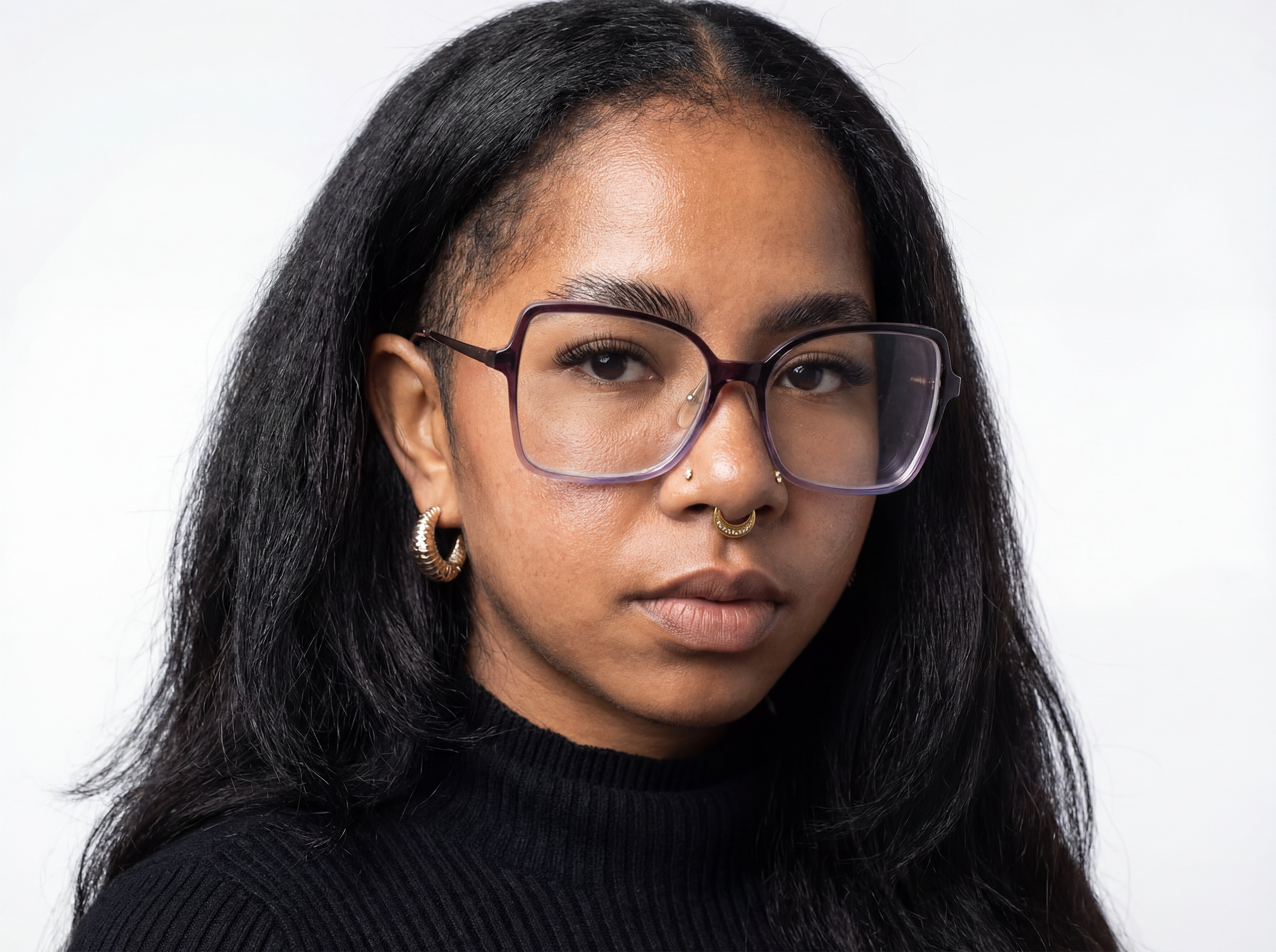 Portrait femme mode – Lunettes rouges, boucles d’oreilles or et piercing nez, image IA et direction artistique par Ramisphere