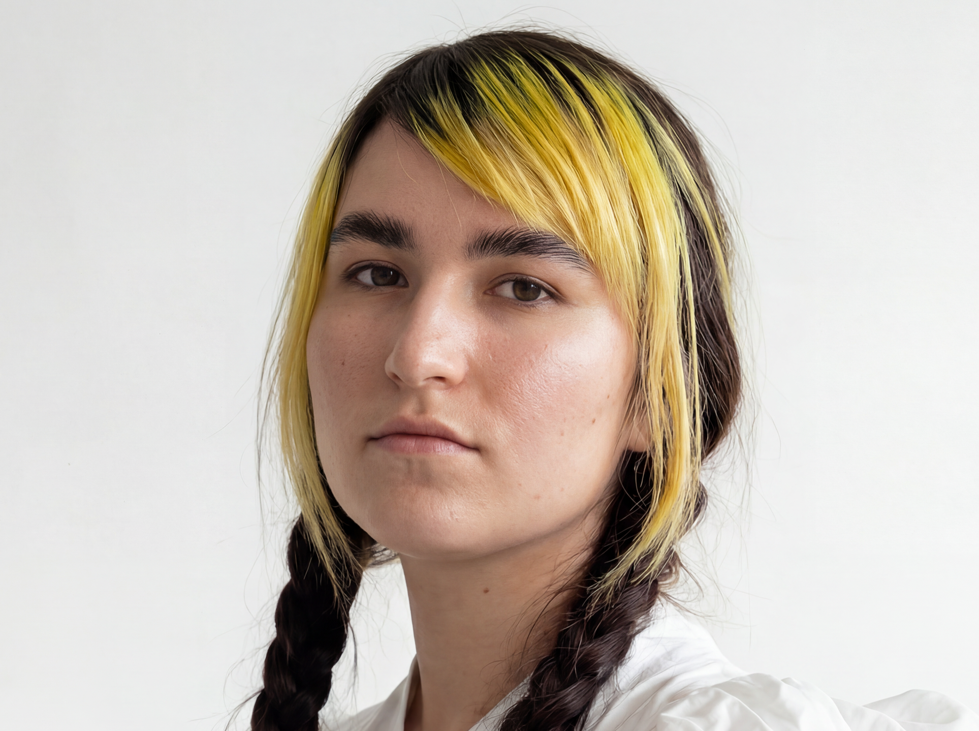 Portrait femme mode – Cheveux bicolores en tresses, image IA et direction artistique par Ramisphere