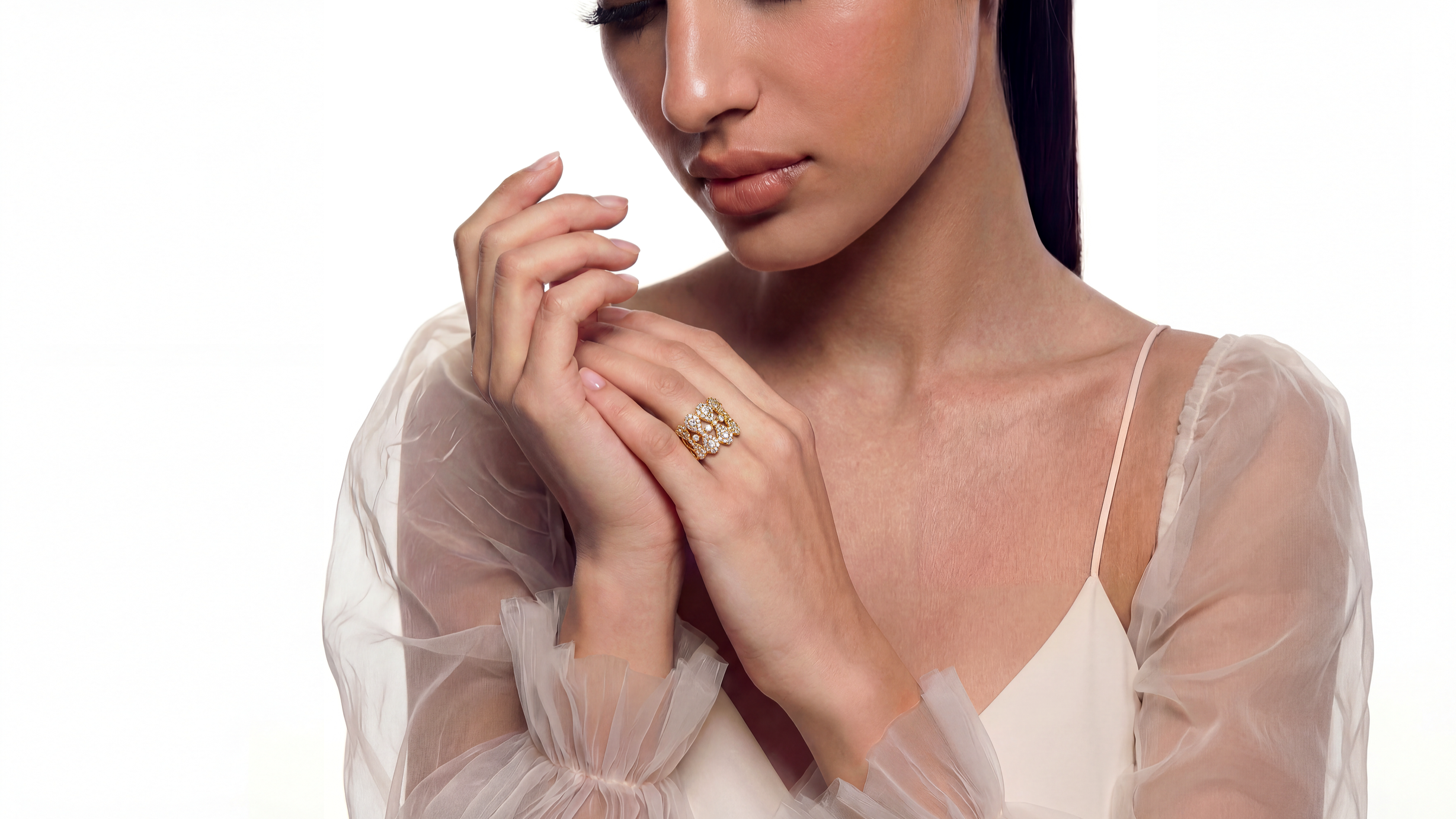 Visuel iconique joaillerie – Accessoires noir et argent sur drap rouge, image IA et direction artistique par Ramisphere