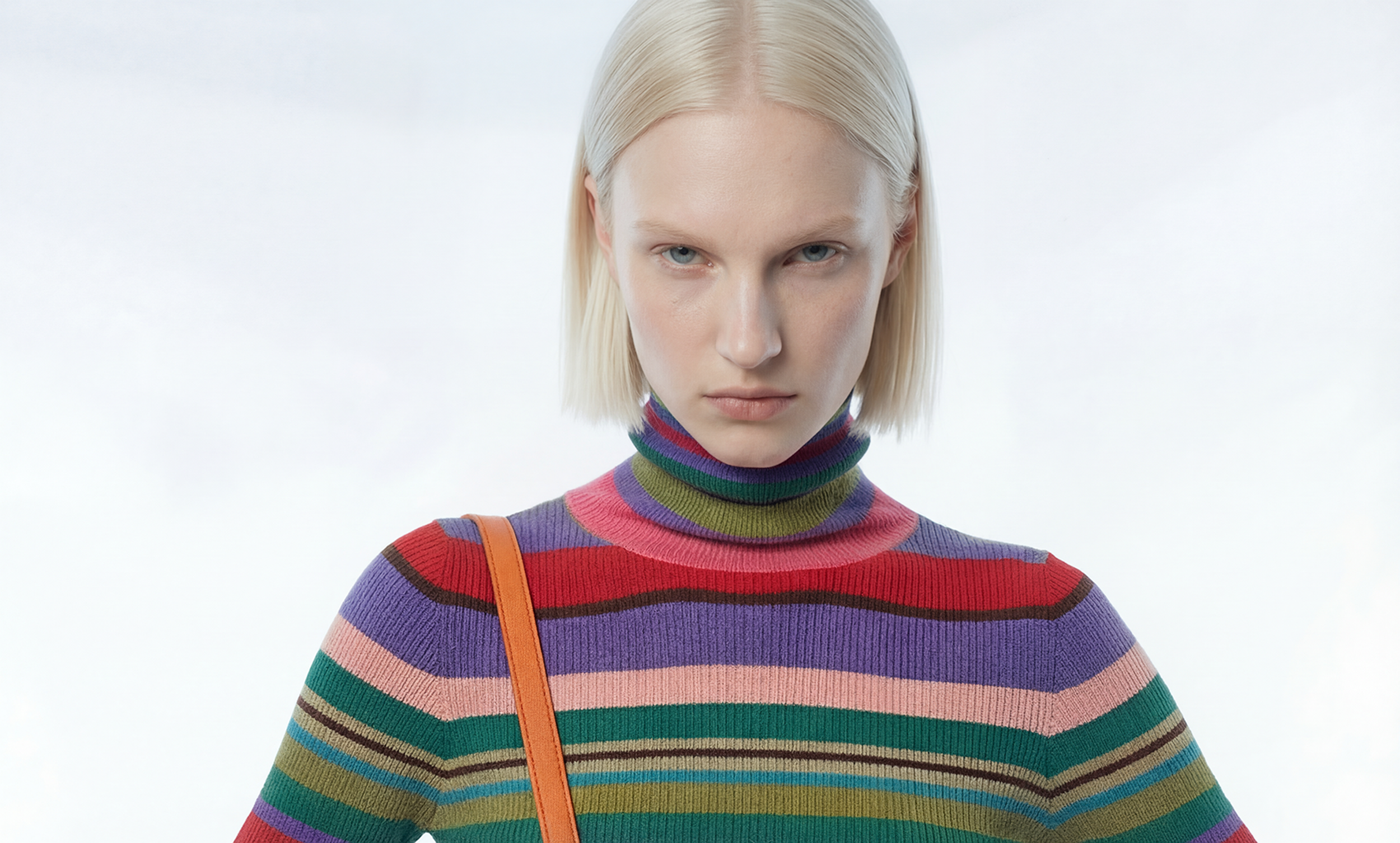 Visuel e-commerce mode – Femme pull rayé et sac orange sur fond clair, image IA et direction artistique par Ramisphere