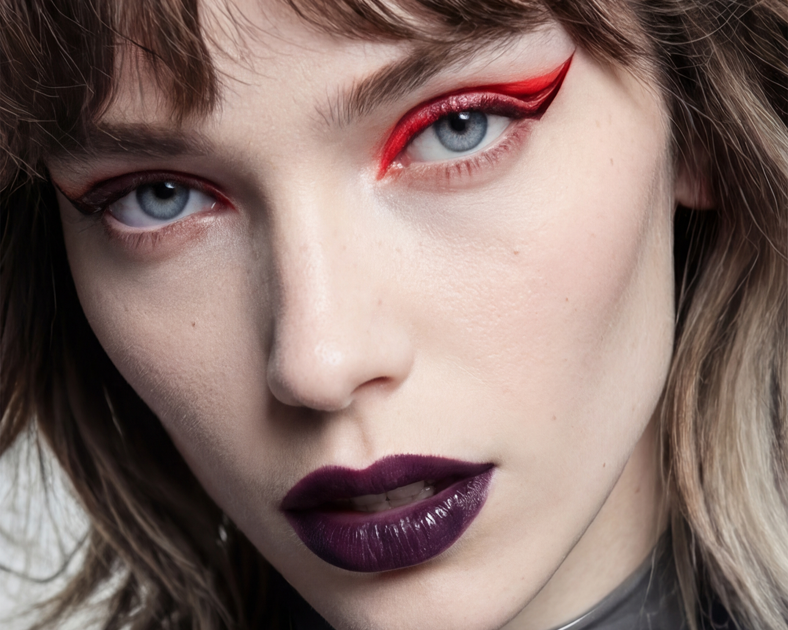 Contenu animé mode – Gros plan femme maquillage artistique rouge et lèvres violettes, image IA et direction artistique par Ramisphere