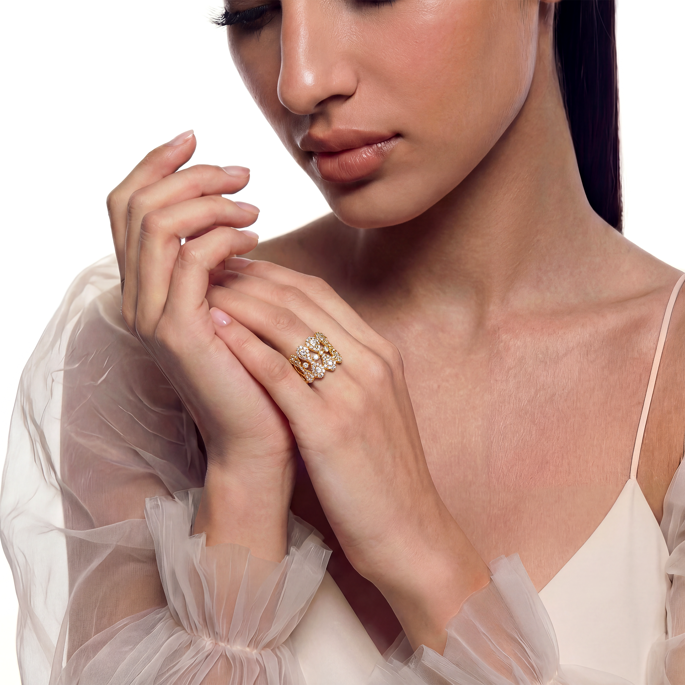 Visuel e-commerce joaillerie – Femme robe transparente et bague en or avec pierres précieuses, image IA et direction artistique par Ramisphere