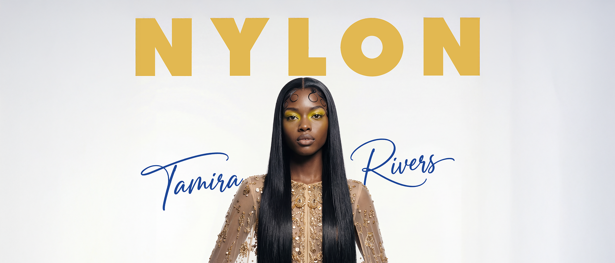 Visuel iconique mode – Femme robe ornementale devant fond blanc avec texte NYLON et Tamira Rivers, image IA et direction artistique par Ramisphere