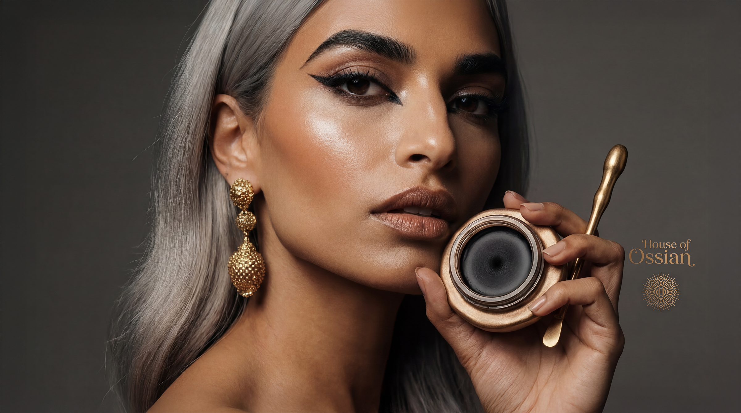 Visuel iconique cosmétique – Femme maquillage sophistiqué, pot d'eyeliner crème et pinceau khôl en or, image IA et direction artistique par Ramisphere