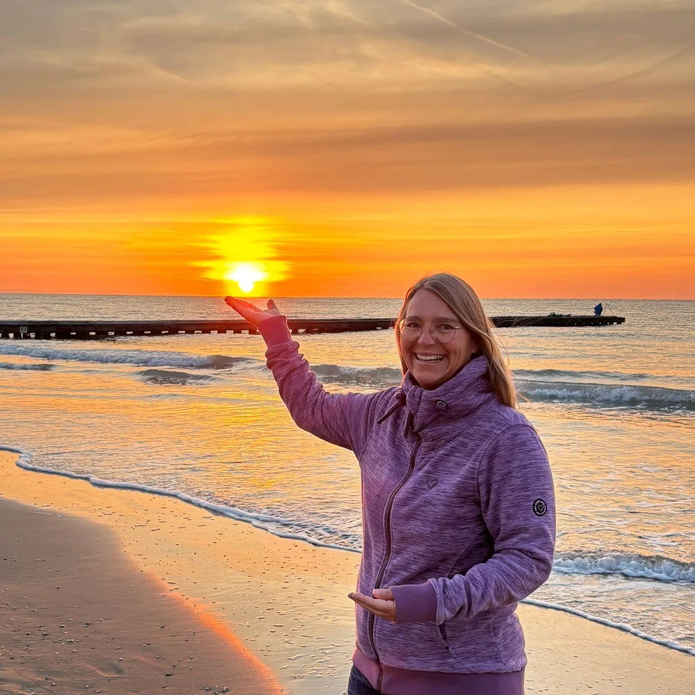 Sibylle Mitterer, Profilbild im Sonnenuntergang am Strand