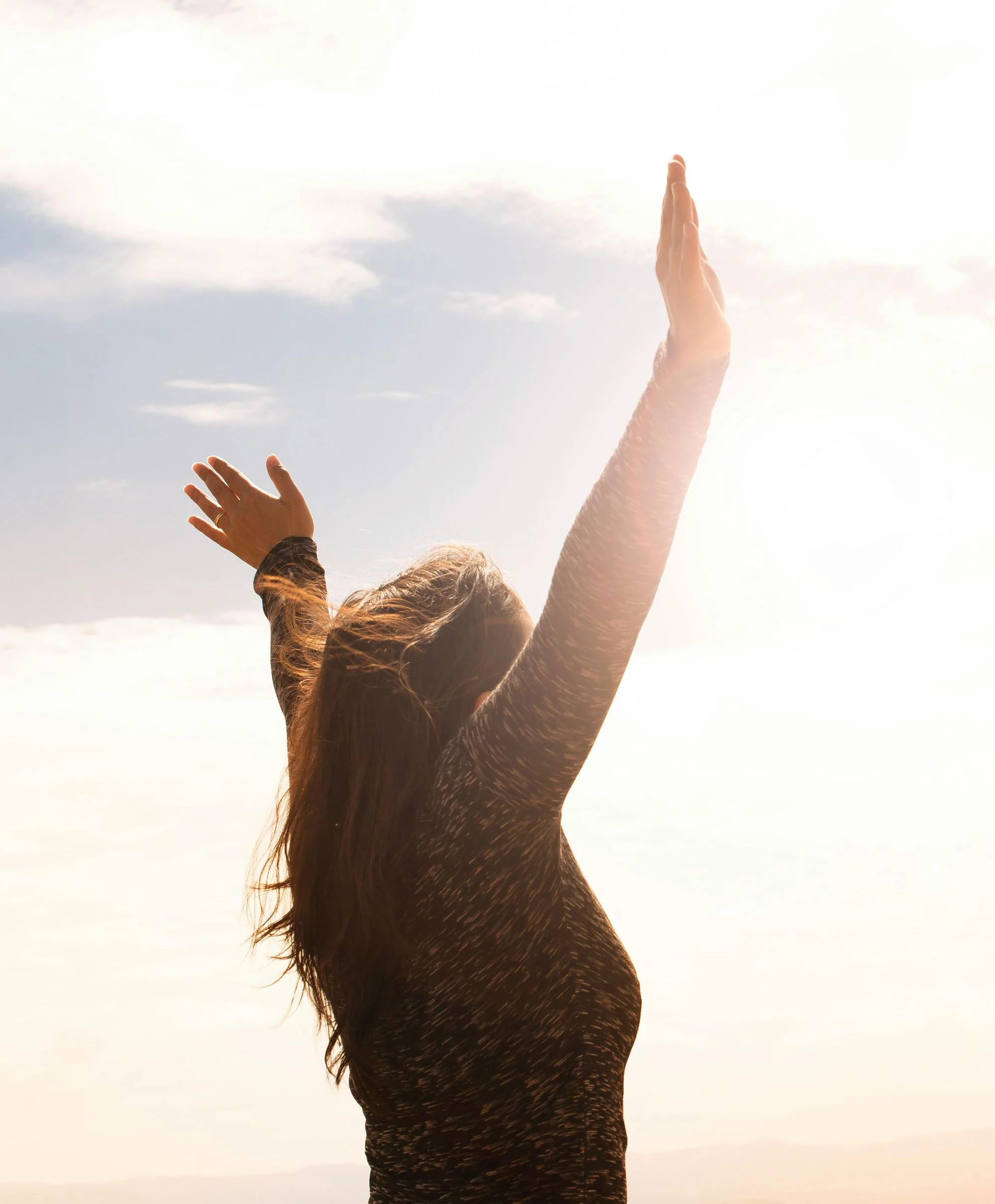 Sibylle Mitterer, Frau die Arme in den Himmel streckt voller Freude