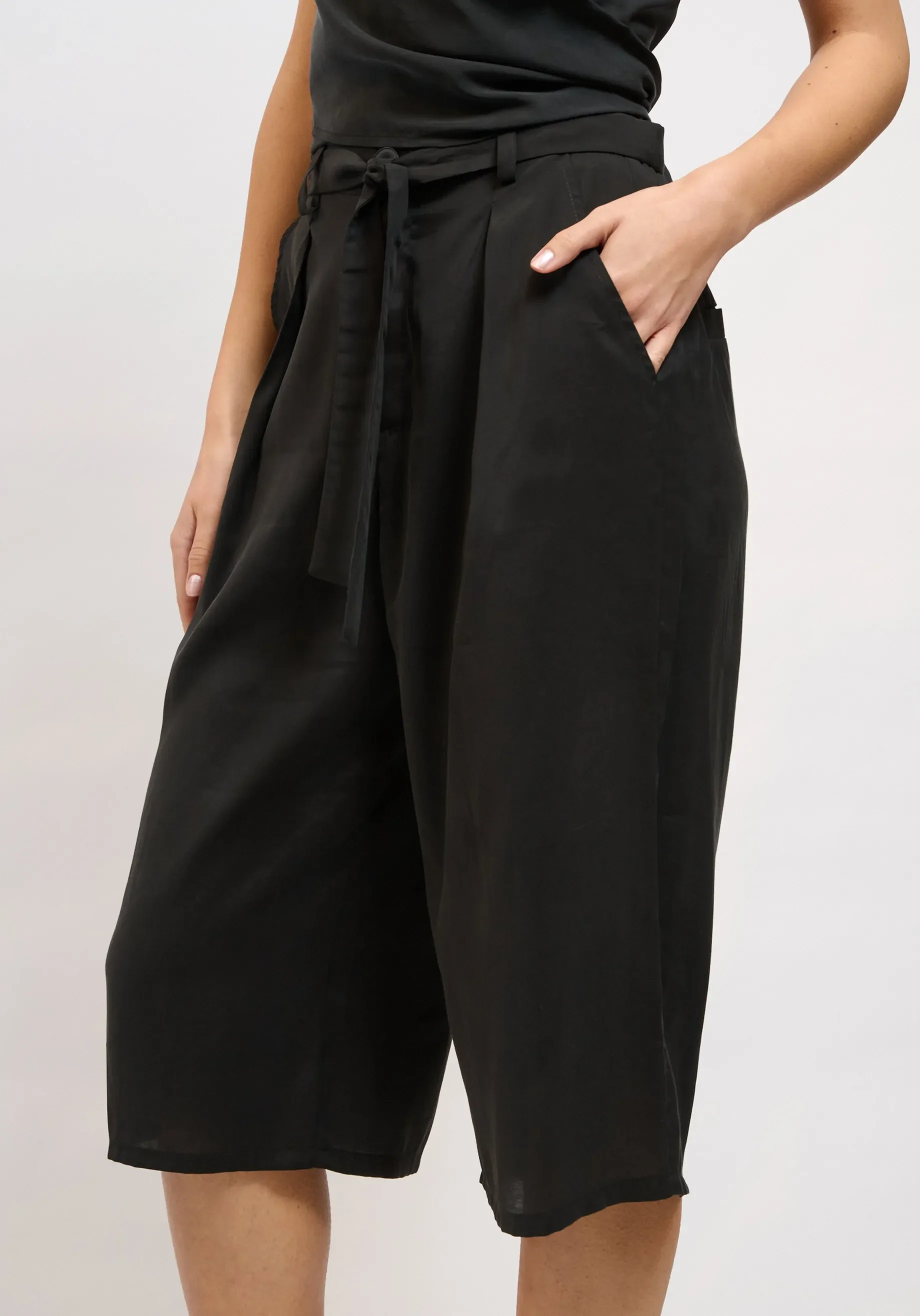 TUNDRA BERMUDA BLACK 2-1840x2632.webp