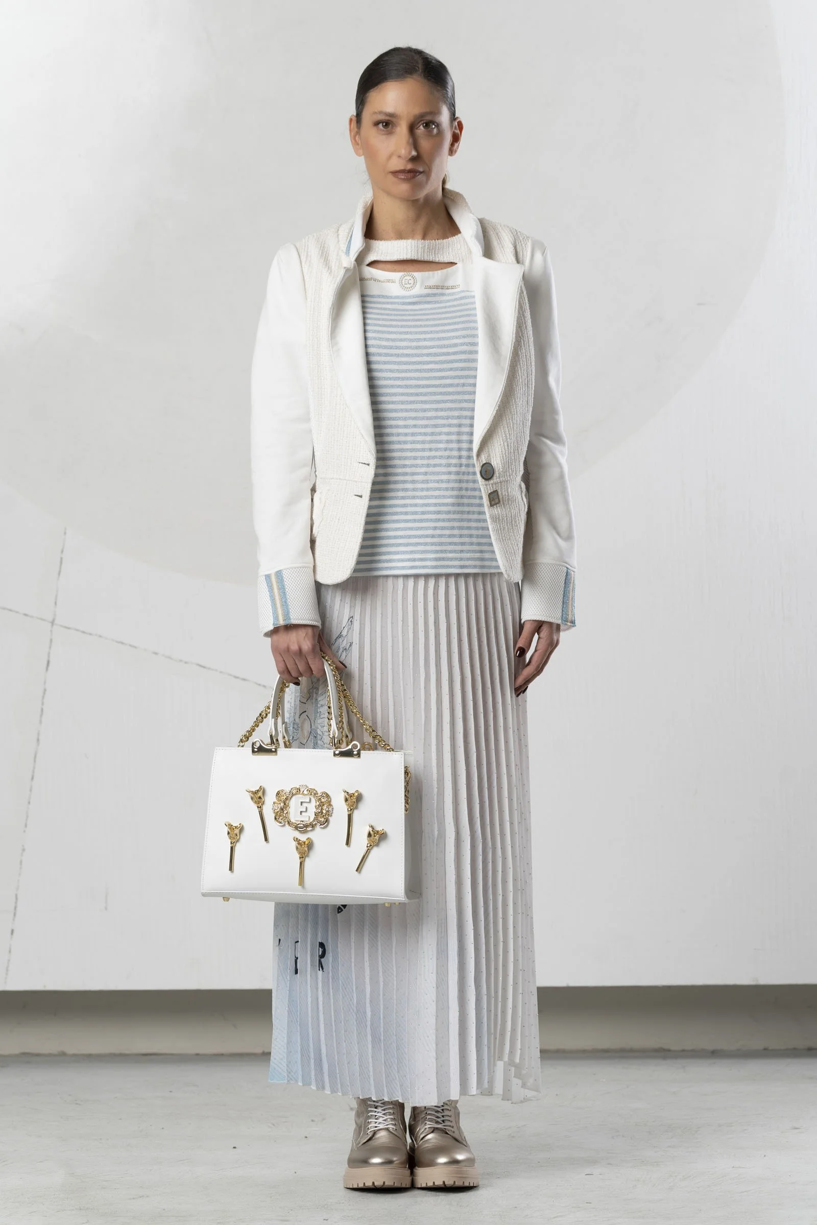 Gonna plissè con stampa ali e cristalli