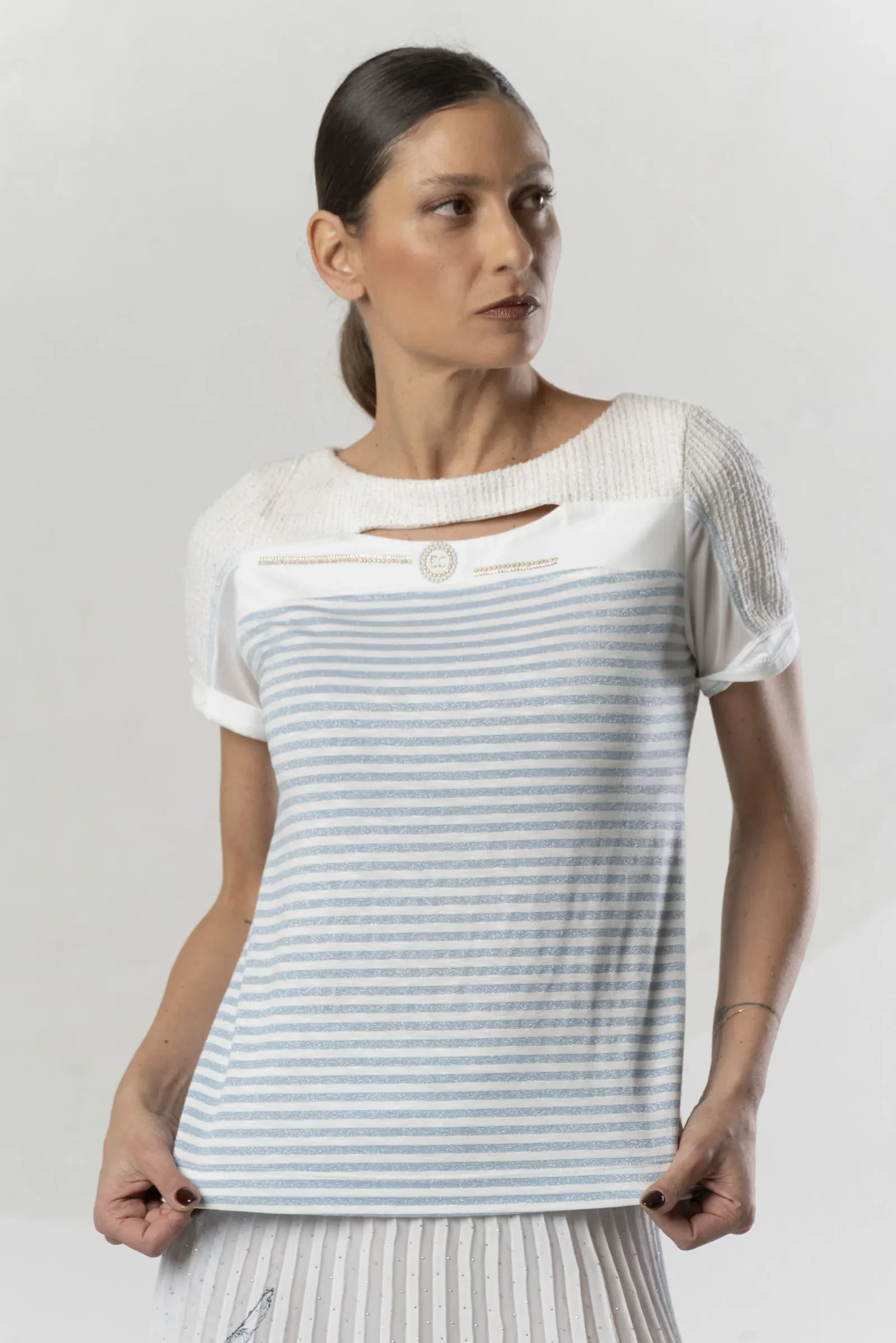 T-shirt bianca con righe in lurex azzurro