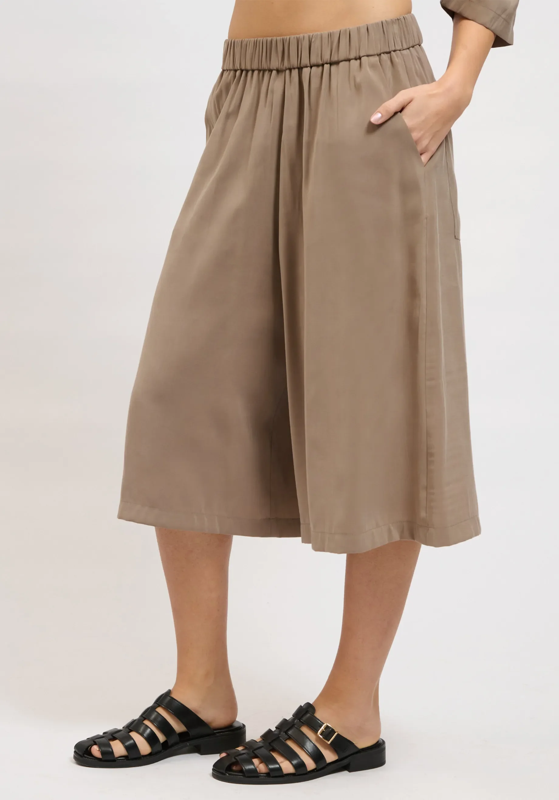 NORA BERMUDA_TAUPE2-1840x2632.webp