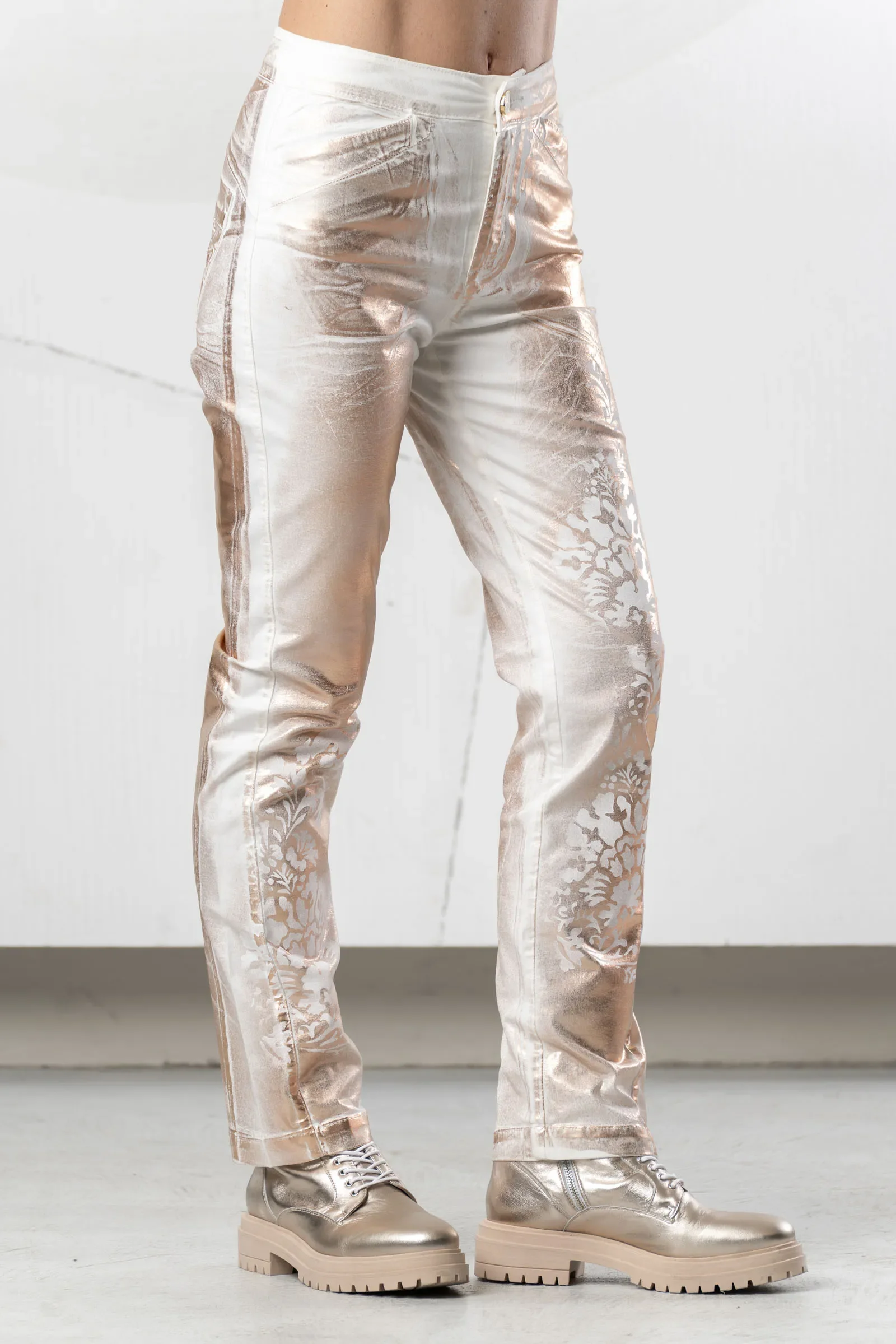 Pantaloni in denim laminati oro rosa