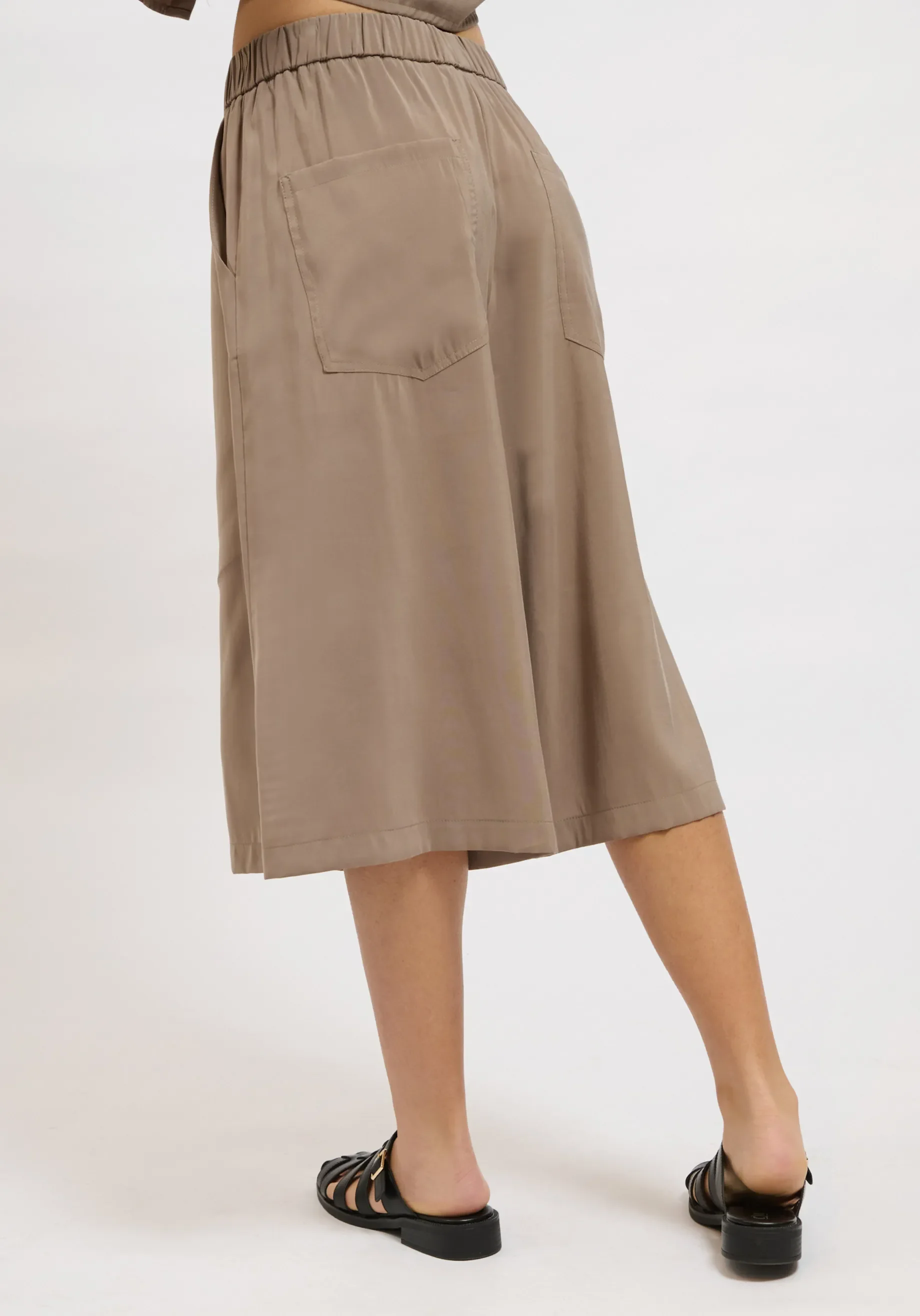 NORA BERMUDA_TAUPE1-1840x2632.webp