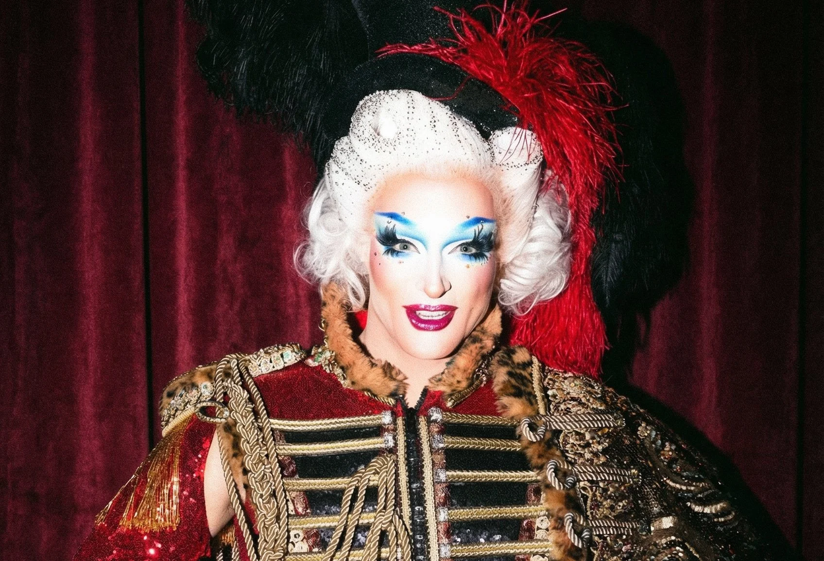 Cabaret Show Act mit Federkopfschmuck Cabaret Foodstories Dinner Show St. Gallen