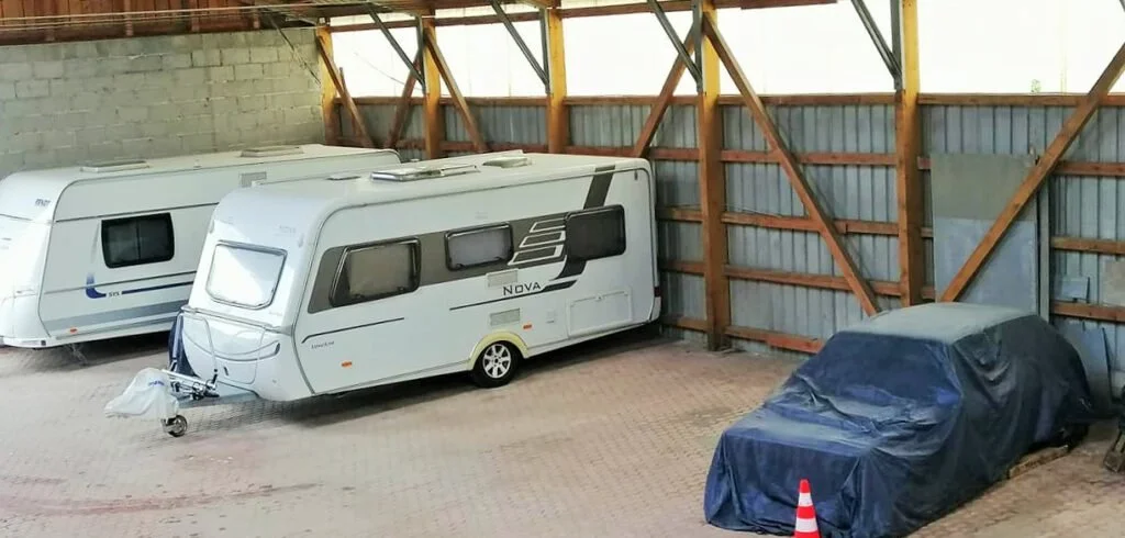 Innenansicht-Hallenstellplatz-Unterstellplatz-für-Wohnmobil-Wohnwagen-und-Bootstrailer-in-Weisel-Rheinland-Pfalz-1024x490.jpg