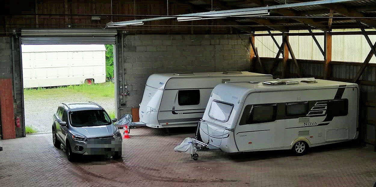 Innenansicht-Einfahrt-Hallenstellplatz-für-Wohnmobil-Wohnwagen-und-Bootstrailer-in-Weisel-Rheinland-Pfalz.jpg