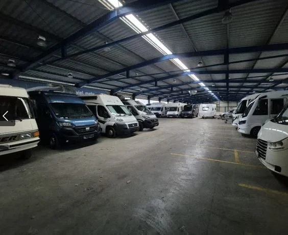 Innenansicht-Hallenstellplatz-Einstellplatz-Wohnmobil-Meissen-Naehe-Dresden.jpg