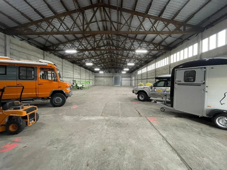 Innenansicht-Hallenstellplatz-Wohnmobil-Wohnwagen-in-Paulinenaue-Berliner-Umland-768x576-1.jpg
