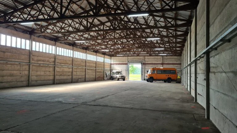Innenansicht-Wohnmobilunterstellplatz-Hallenstellplatz-für-Wohnmobile-in-Paulinenaue-768x432-1.jpg