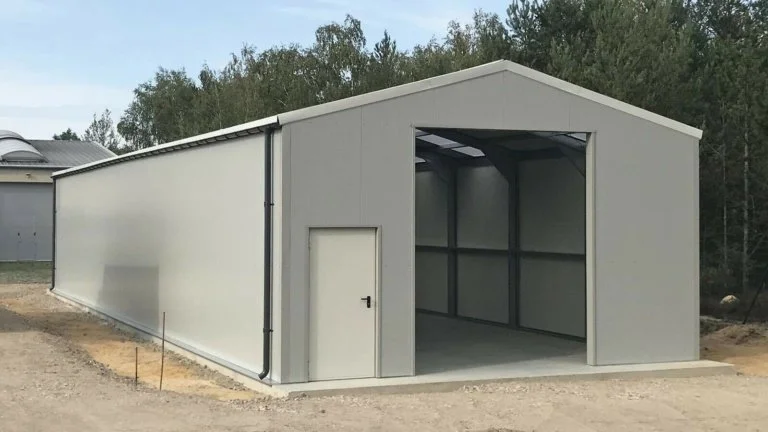 Einzel-und Doppelhallen auf bewachtem Grundstück