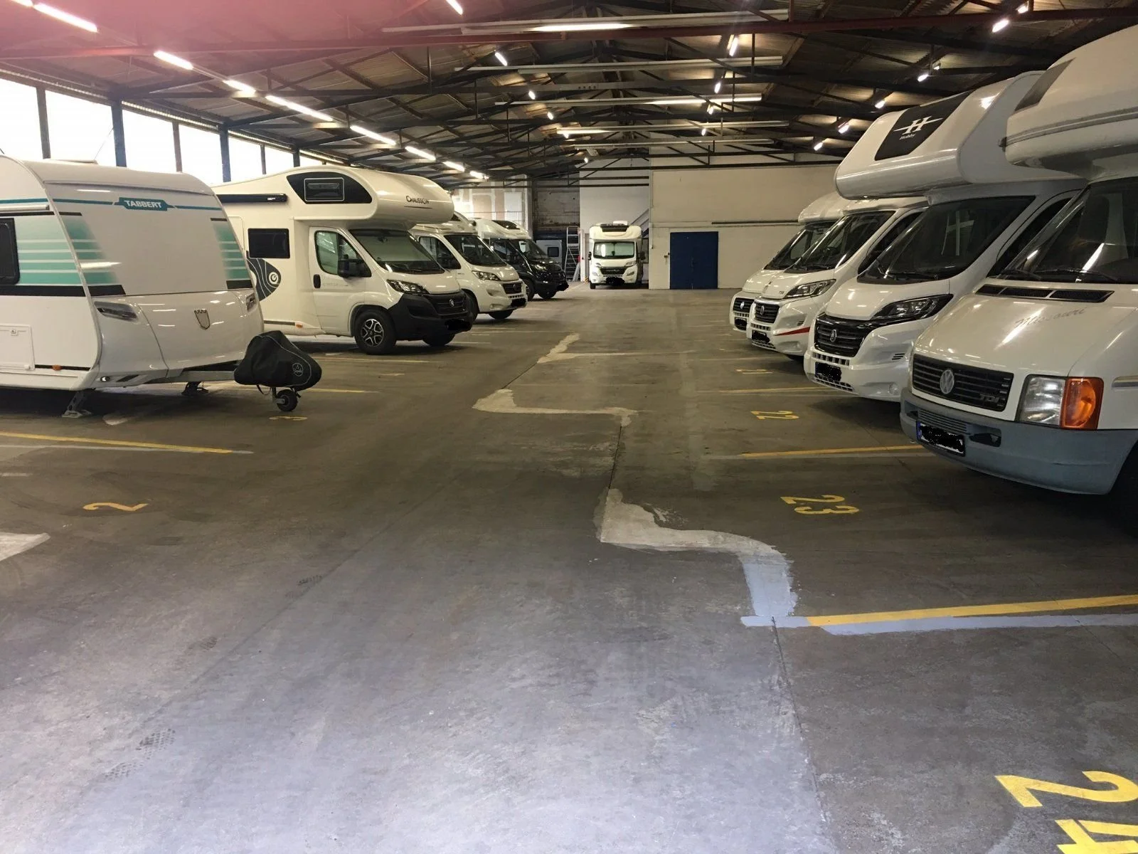 Innensansicht-Hallenstellplatz-Unterstellplatz-Wohnmobil-Caravan-in-30855-Niedersachsen-Langenhagen.jpg