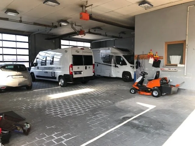 Innenansicht-Hallenstellplatz-Wohnmobil-Caravan-91613-Marktbergel-Womoflex.jpg