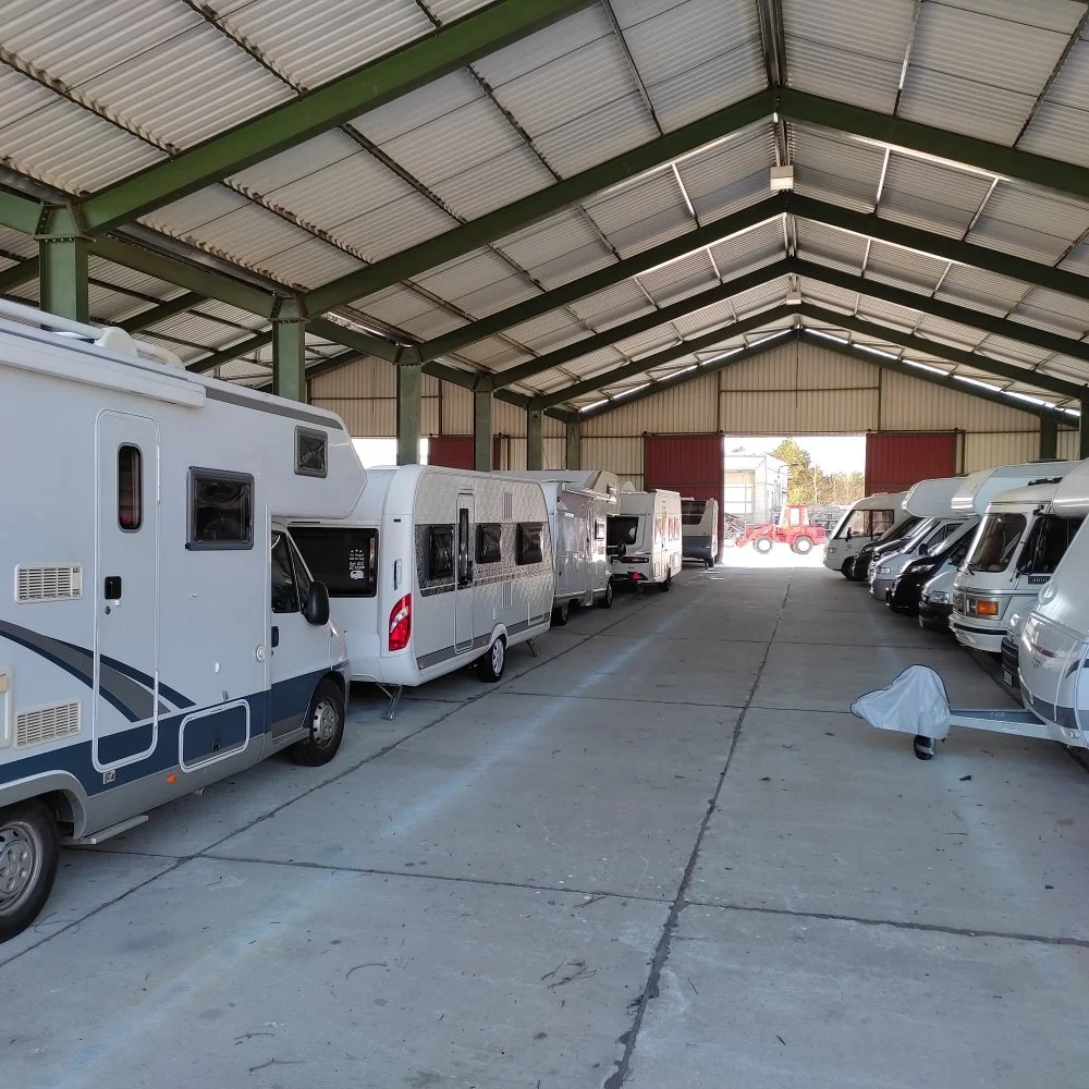 Innenansicht-ueberdachte-Unterstellplaetze-fuer-Wohnmobile-in-Hoppegarten-bei-Berlin.jpg