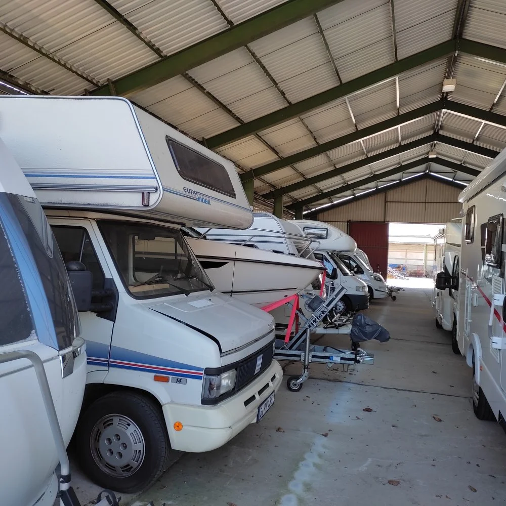 Innenansicht-ueberdachte-Unterstellplaetze-fuer-Wohnmobile-und-Wohnwagen-in-Hoppegarten-bei-Berlin.jpg