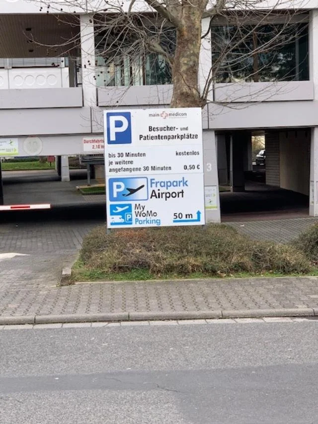 Hinweisschild-zum-Parkdeck.jpg