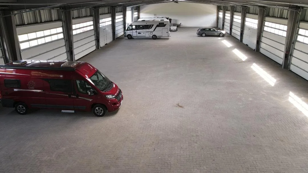Innenansicht-Unterstellplaetze-fuer-Wohnmobile-und-Caravans-24796-Bredenbek.jpg