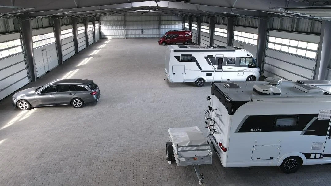 Innenansicht-Unterstellplatz-fuer-Wohnmobil-und-Caravan-24796-Bredenbek.jpg
