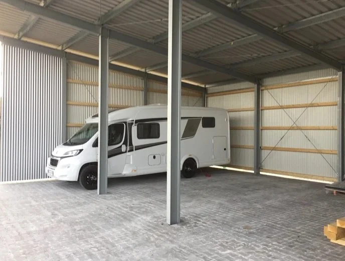 Innenansicht-Unterstellplatz-Oberpfalz-fuer-Reisemobile-Wohnmobile-Wohnwagen-und-Caravan.jpg