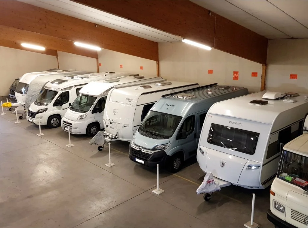 Innenansicht-Hallenstellplatz-Reisemobil-u.-Wohnwagen.jpg