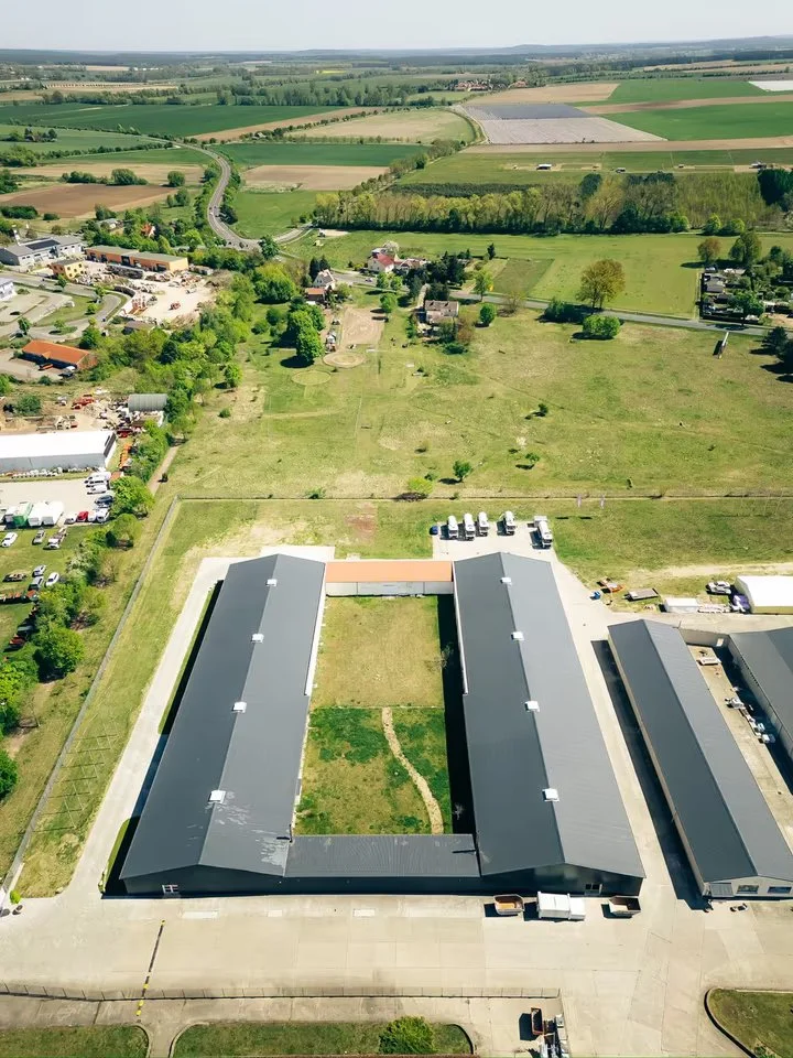 Unterstellplatz-Hallenstellplatze-Wohnmobile-Business-Park-Beelitz-bei-Berlin-Potsdam.jpg