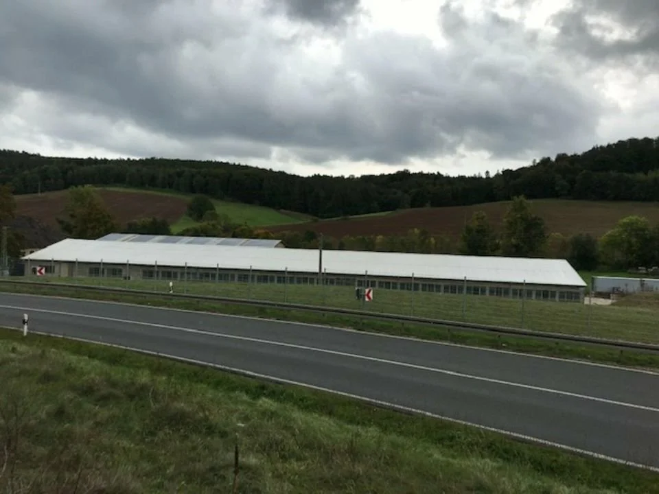 Aussenansicht-Unterstellplatz-Wohnmobile-Wohnwagen-Thueringen.jpg
