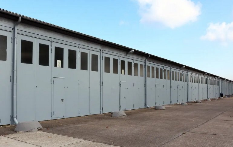 Aussenansicht-Unterstellplaetze-fuer-Wohnmobile-in-59558-Lippstadt.jpg