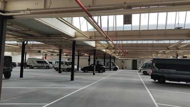 Innenansicht-Hallenstellpatz-Wohnmobil-Wohnwagen.jpg