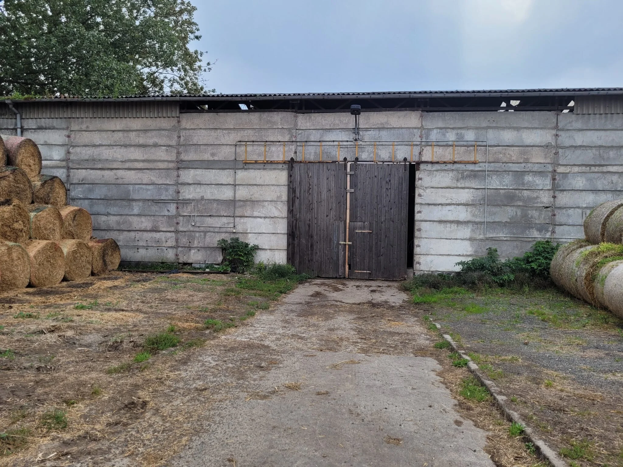 Aussenansicht-Kalthalle-zum-Unterstellen-von-Wohnmobilen-in-Satow-bei-Rostock-2048x1536.jpg