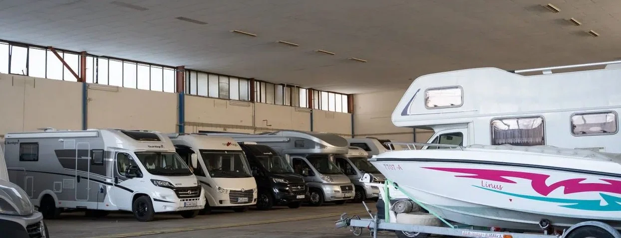 Innenansicht-Unterstellplaetze-fuer-Wohnmobile-in-28777-Bremen.jpg