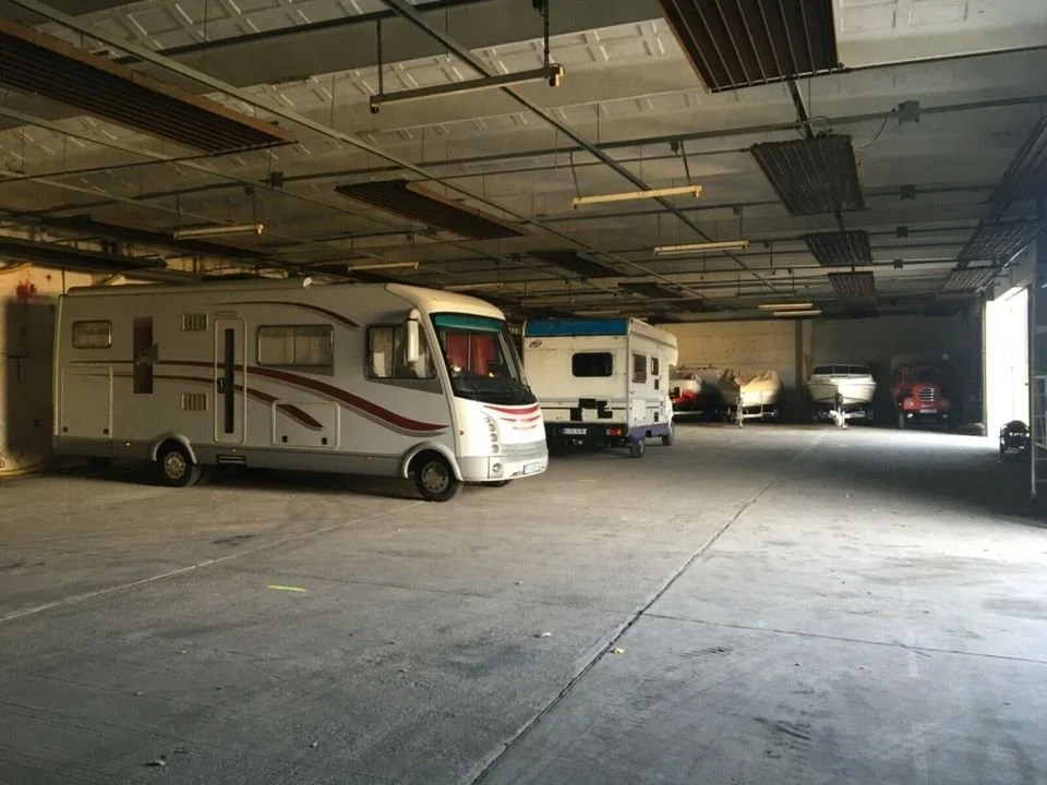 Innenansicht-Hallenstellplatz-Wohnmobil-bei-Berlin-in-Wernsdorf-Brandenburg.jpg