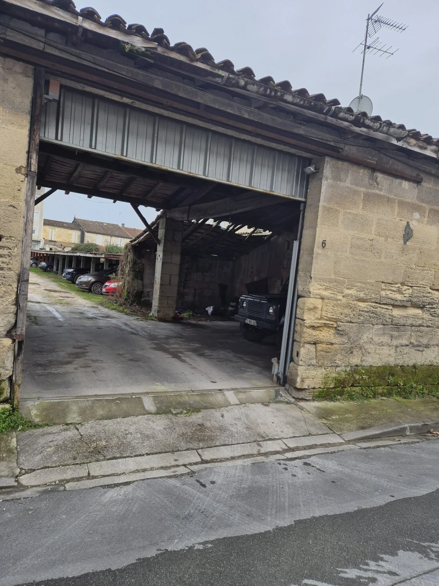 Einfahrt-Unterstellplatz-fuer-Wohnmobil-33500-Libourne-Frankreich-1536x2048.jpg