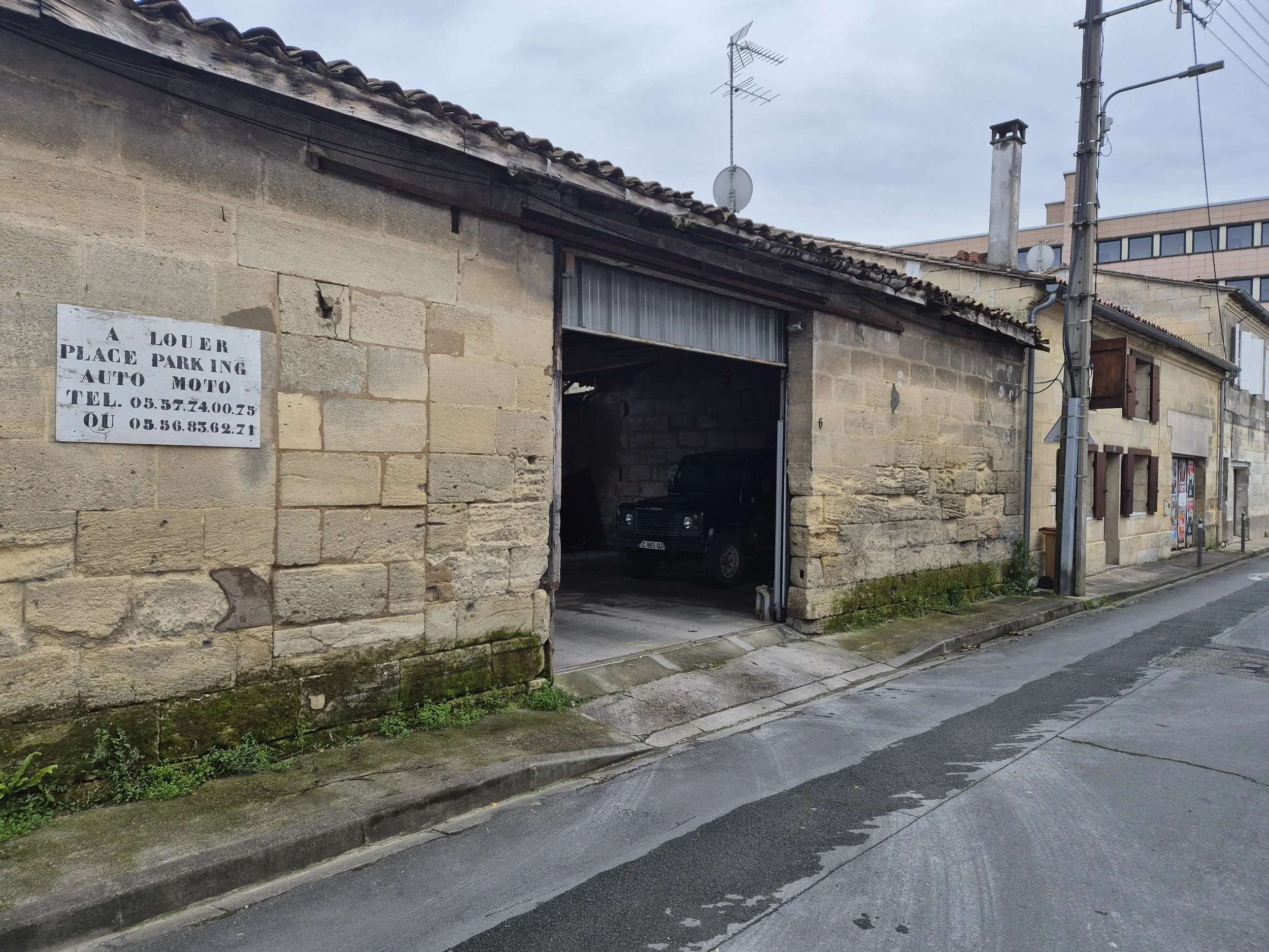 Ansicht-Einfahrt-Unterstellplatz-fuer-Wohnmobil-33500-Libourne-Frankreich.jpg