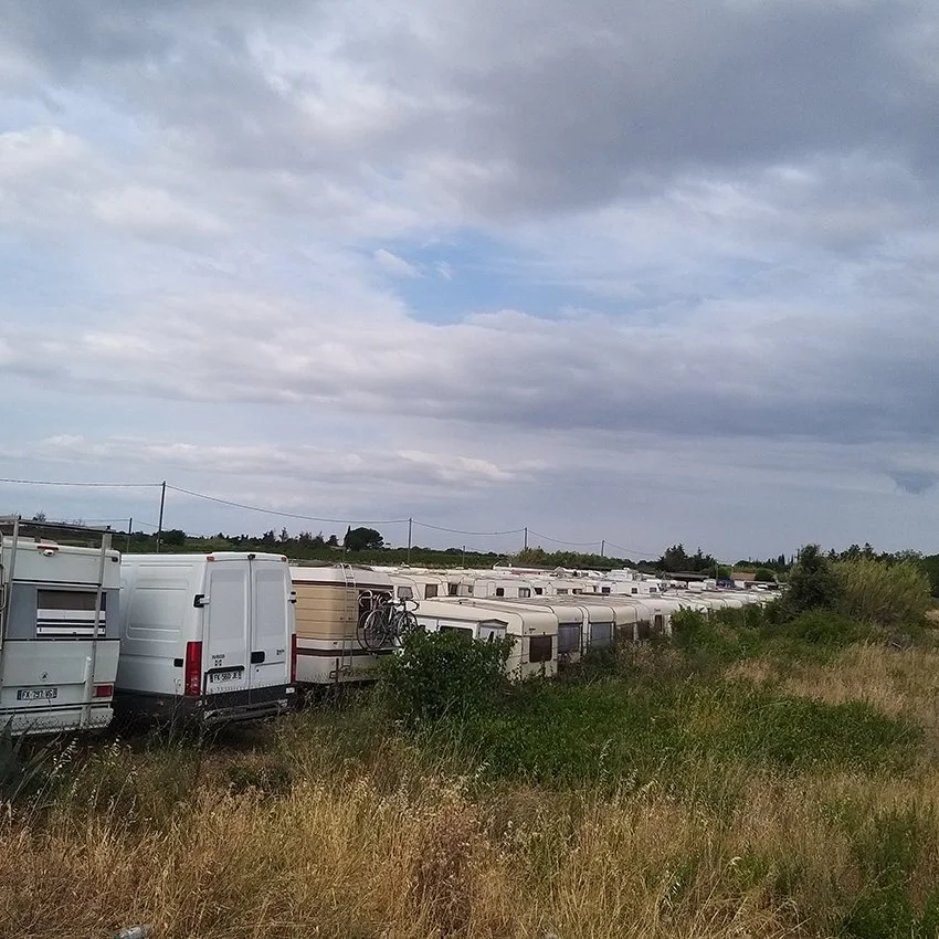 Aussenstellplätze-für-Reisemobile-und-Caravans-Wohnwagen-in-Südfrankreich.jpg