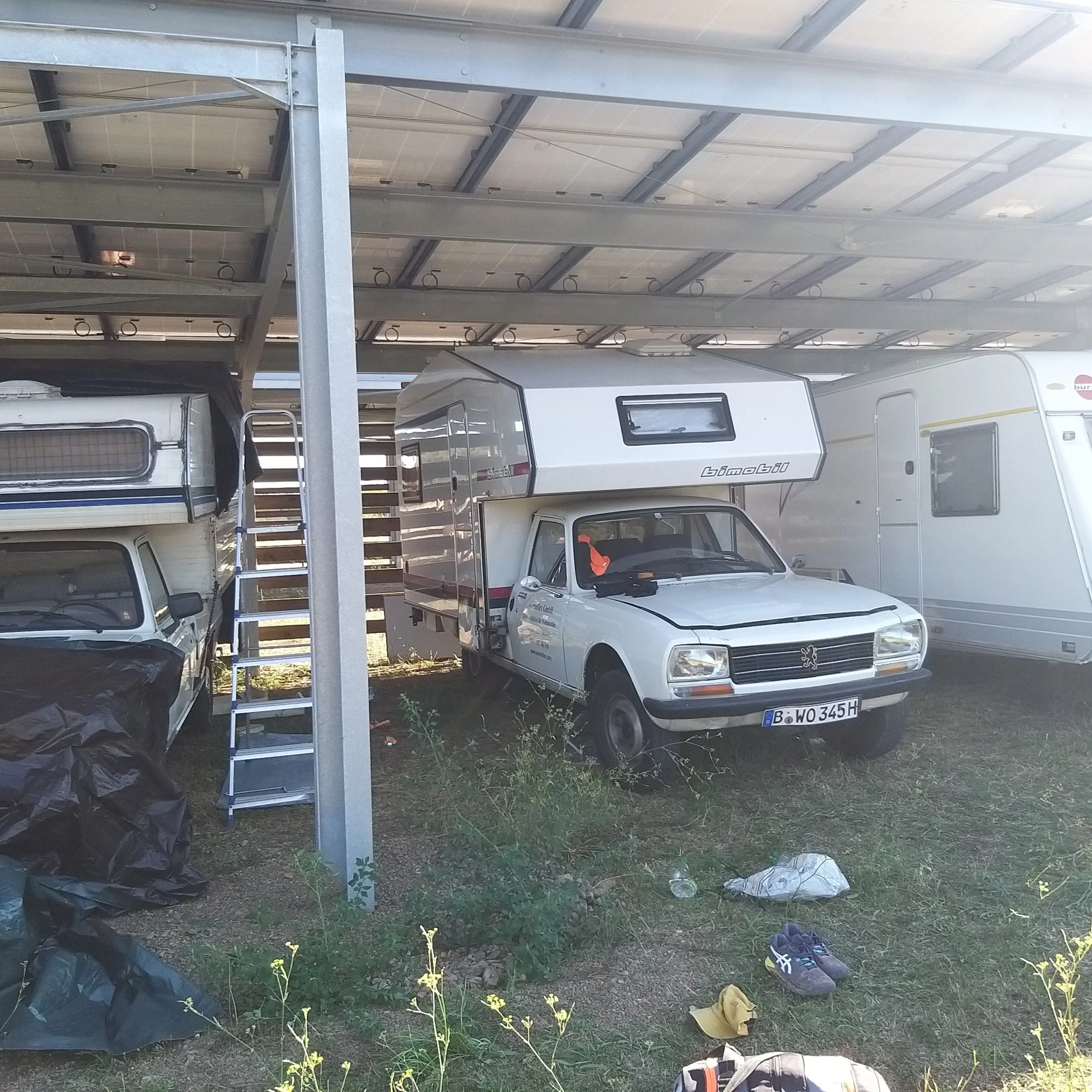 Unterstellplaetze-fuer-Wohnmobile-Reisemobile-und-Wohnwagen-Caravan-in-Frankreich.jpg