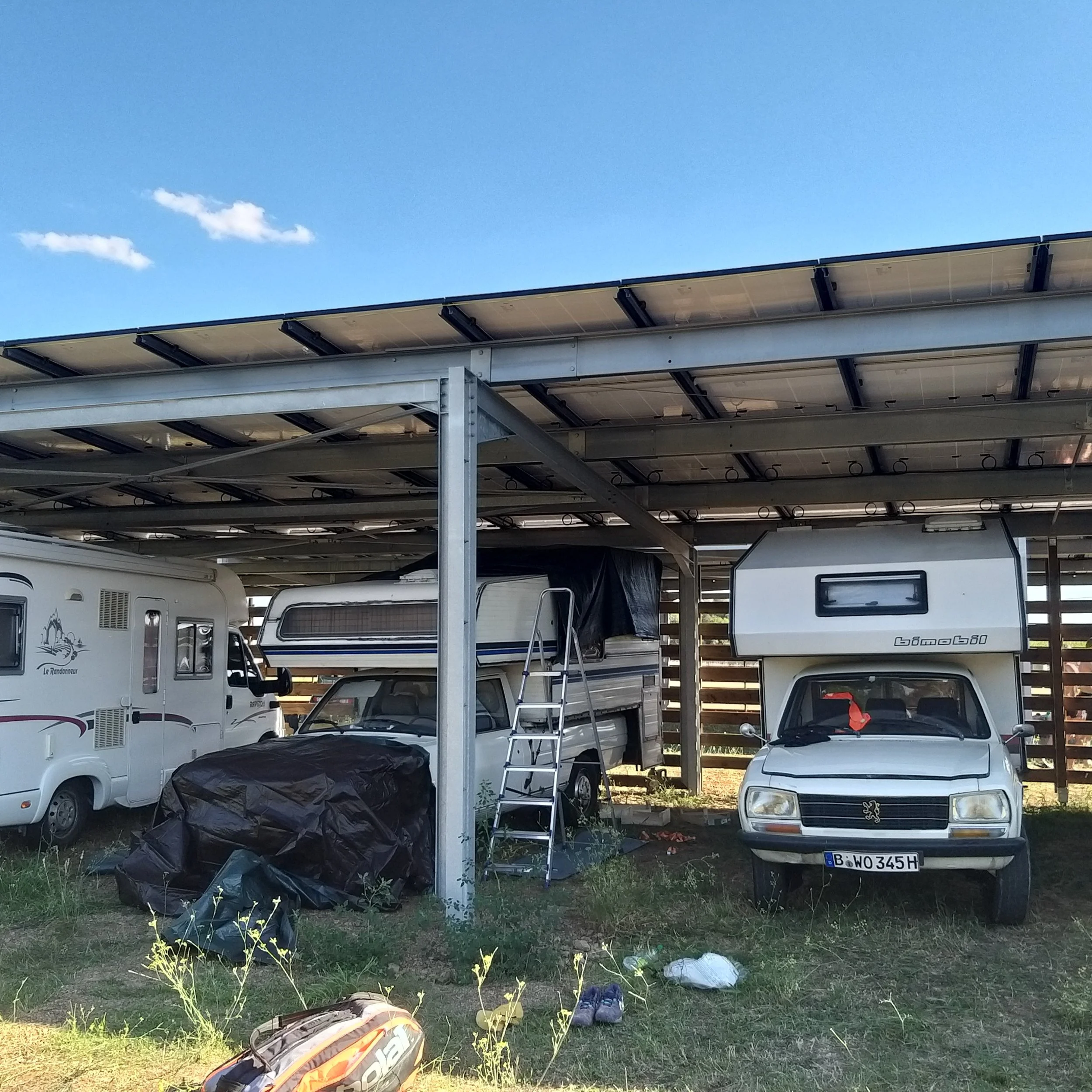 Unterstellplaetze-fuer-Wohnmobile-und-Wohnwagen-Caravan-in-Frankreich.jpg