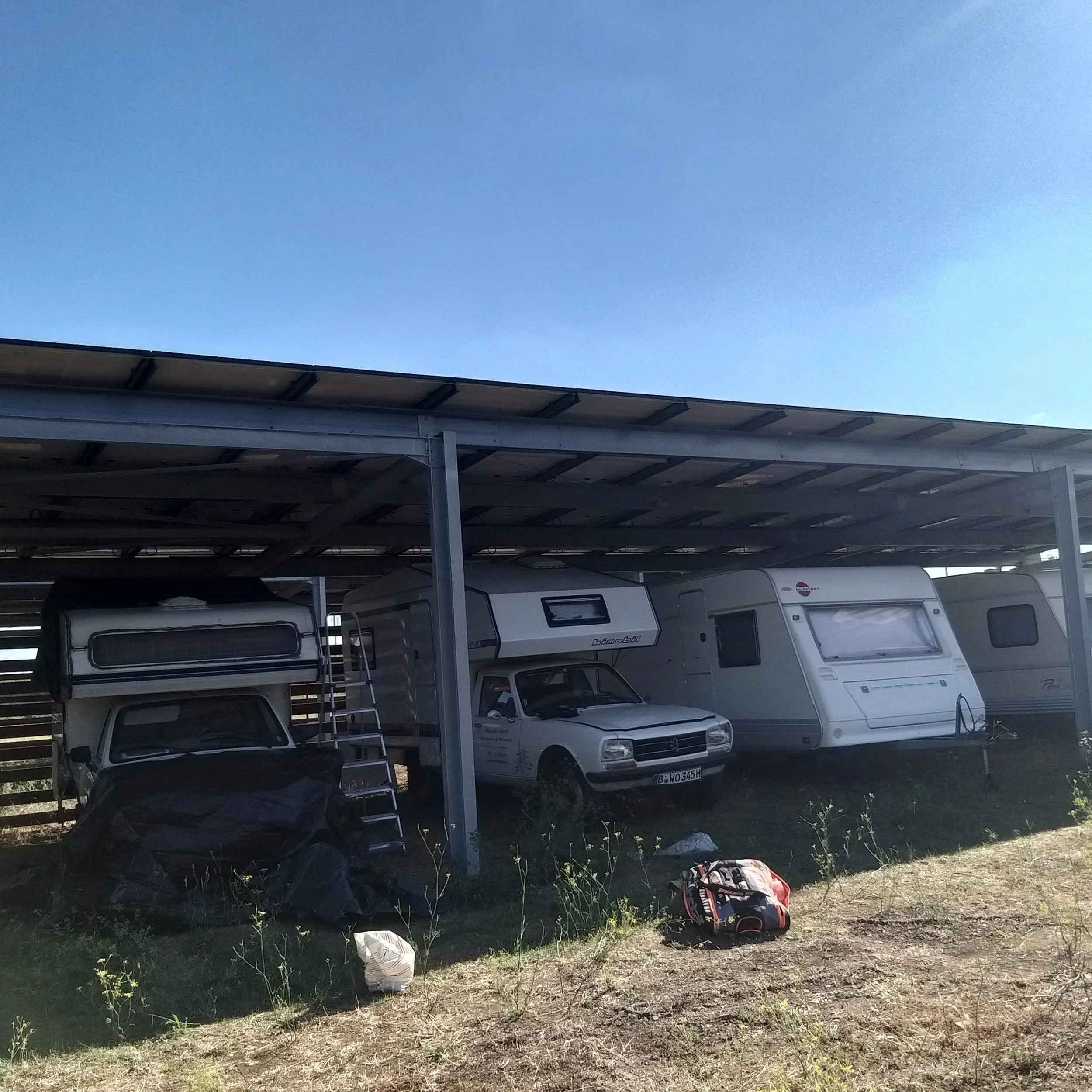 Unterstellplaetze-fuer-Wohnmobile-und-Wohnwagen-in-Frankreich.jpg