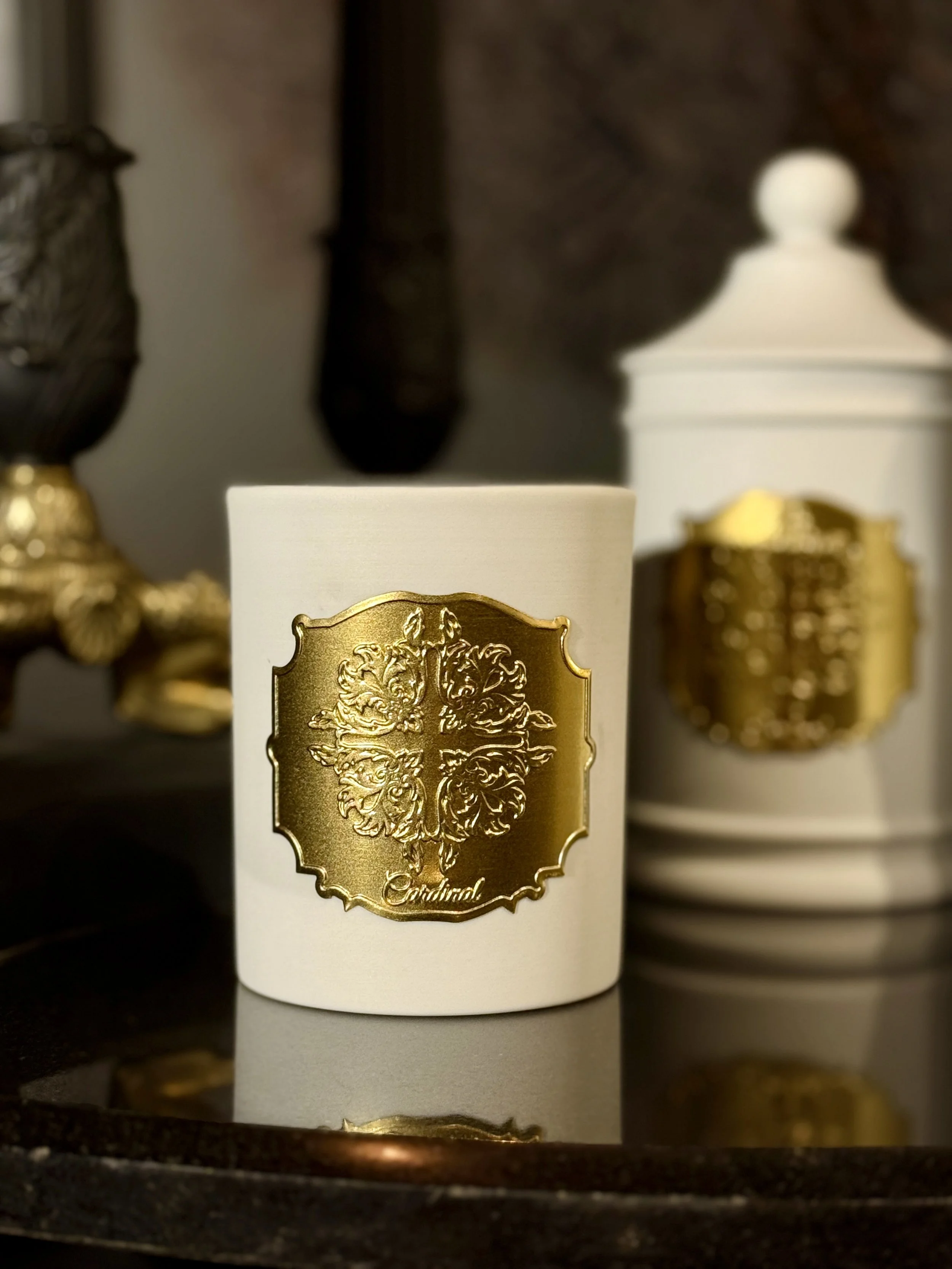 Un flacon blanc avec un label doré, décoré d'un motif doré représentant un arbre et la parole "Extrême".