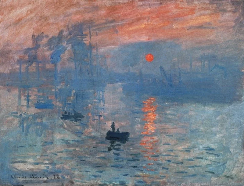 Une peinture impressionniste représentant une scène maritime avec des bateaux, une usine avec des cheminées fumantes, un ciel au coucher de soleil avec un soleil rouge, et sa reflection dans l'eau.