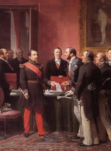 Une scène historique avec plusieurs hommes en tenue formelle ou militaire, se regroupant autour d'une table dans une pièce élégante, avec un grand miroir et un tableau peint en arrière-plan.