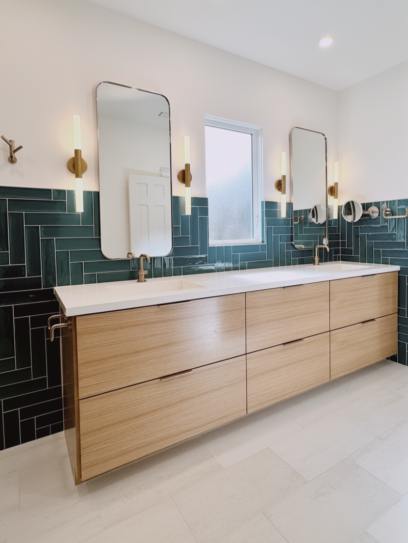 LARSON - OXFORD - FULL VANITY MAIN IMAGE 9755 - EDITED WITH FILTER - FINAL TO USE FOR SS Edited.png